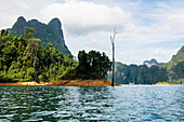  Lake with jungle and rainforest and steep mountains, Cheow Lan Lake, Khao Sok National Park, Phang Nga, Surat Thani, Thailand 