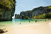 Touristen baden in der Bucht vor Sandstrand und Felsen, Koh Hong, Hong Island, Thanbok Khoranee Nationalpark, Krabi, Andamanensee, Thailand