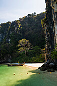Longtailboot in der Bucht vor Sandstrand und Felsen, Koh Hong, Hong Island, Thanbok Khoranee Nationalpark, Krabi, Andamanensee, Thailand