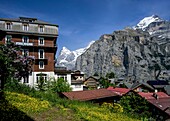Alter Ortskern von Mürren mit Hotel Regina und Blick auf die Gipfel von Eiger und Jungfrau, Mürren, Lauterbrunnen, Berner Oberland, Kanton Bern, Schweiz