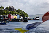Boutique-Kreuzfahrtschiff MV Lord of the Highlands am Pier, bunte Häuser am Hafen, Tobermory, Isle of Mull, Argyll and Bute Council, Schottland, Vereinigtes Königreich, Europa