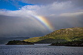 Regenbogen über Hügeln auf der Isle of Skye, Kyle of Lochalsh, Highland Council, Schottland, Vereinigtes Königreich, Europa