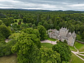 Luftaufnahme von Cawdor Castle und Garten, Nairn Cawdor, Highland Council, Schottland, Vereinigtes Königreich, Europa