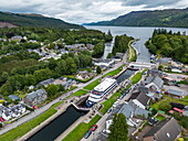 Luftaufnahme Boutique-Kreuzfahrtschiff MV Lord of the Highlands in den Schleusen von Fort Augustus, Caledonian Canal, Highland Council, Schottland, Vereinigtes Königreich, Europa