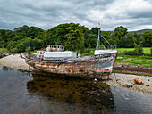 Altes Fischerboot am Strand, Corpach, Argyll and Bute Council, Schottland, Vereinigtes Königreich, Europa