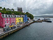 Boutique-Kreuzfahrtschiff MV Lord of the Highlands (Thurgau Travel) am Tobermory Pier, bunte Häuser, Hafen Tobermory, Isle of Mull, Argyll and Bute Council, Schottland, Vereinigtes Königreich, Europa