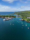 Luftaufnahme Boutique-Kreuzfahrtschiff MV Lord of the Highlands (Thurgau Travel) am Armadale Pier, Segelboote, Isle of Skye, Highland Council, Schottland, Vereinigtes Königreich, Europa