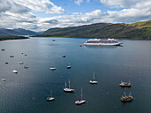 Luftaufnahme Kreuzfahrtschiff Viking Vela (Viking Cruises), Loch Broom, Fischerboote und Segelboote, Ullapool, Highland Council, Schottland, Vereinigtes Königreich, Europa