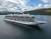 Luftaufnahme des Kreuzfahrtschiffs Viking Vela (Viking Cruises) vor Anker in Loch Broom, Ullapool, Highland Council, Schottland, Vereinigtes Königreich, Europa