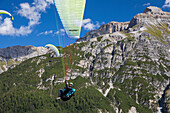 Mit Paragleiter fliegen im Stubaital, Tirol, Österreich