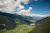 Mit Paragleiter fliegen im Stubaital, Tirol, Österreich