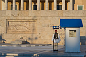 Soldat steht Wache vor dem griechischen Parlament am Syntagma-Platz in Athen, Griechenland