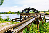  Forty-man wheel with a view of Rinnigrad on the Regnitz River in the Möhrendorf Water Wheels Open-Air Museum in Möhrendorf near Erlangen in Middle Franconia, Franconia, Bavaria, Germany 