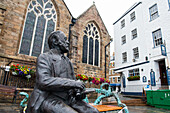 Bronzestatue von Victor Hugo, vom Künstler Mark Cook, vor der Stadtkirche, St. Peter Port, Insel Guernsey, Vogtei Guernsey, Vereinigtes Königreich