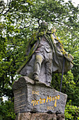  Steinstatue von Victor Hugo (von Jean Boucher), errichtet 1914 in den Candie Gardens in St. Peter Port, Insel Guernsey, Vogtei Guernsey, Vereinigtes Königreich 