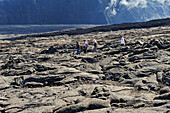 Wanderer in der Caldera namens Enclos Fouque, Piton de la Fournaise, Reunion, Indischer Ozean