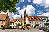  The Town Hall Market in Schleswig&#39;s Old Town and St. Peter&#39;s Cathedral, Schleswig, Schleswig-Holstein, Germany 