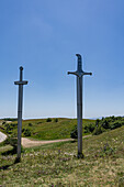 Denkmal, Gedenken an Didgori Schlacht, riesige Schwerter im Boden, Kaukasusgebirge, Georgien