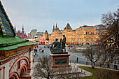 Denkmal für Minin und Poscharski und Roter Platz von der Basilius-Kathedrale aus. Moskau, Russland.