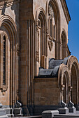  Dreifaltigkeitskathedrale oder Sameba mit goldener Kuppel über der Stadt Tiflis, Georgien 