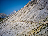 Wanderweg an der Westseite der Drei Zinnen, Drei Zinnen, Auronzo di Cadore, Belluno, Venetien, Toblach, Bozen, Trentino, Südtirol, Italien, Sextner Dolomiten, Alpen, Dolomiten, Südeuropa, Europa