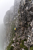 Wanderer beim Abstieg vom Sagzahn, Rofangebirge, Tirol, Österreich