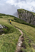 Wanderer am Dalfazer Kamm. Dahinter der Dalfazer Roßkopf, Rofangebirge, Tirol, Österreich