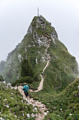 Wanderer an der Rotspitz, Rofangebirge, Tirol, Österreich