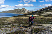 Wanderer auf dem Arctic Circle Trail am See Tasersuaq, Distrikt Sisimiut, Grönland