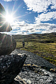 Wanderer auf dem Arctic Circle Trail am See Tasersuaq, Distrikt Sisimiut, Grönland