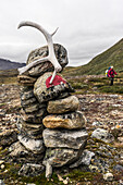 Wanderer auf dem Arctic Circle Trail nahe der Innajuattoq-Hütte, Distrikt Sisimiut, Grönland