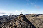 Bergsteiger an einem namenlosen Gipfel im Aqqutikitsoq massif, Distrik Sisimiut, Grönland