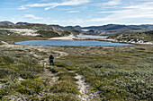 Wanderer bei Kangerlussuaq auf dem Weg zum Inlandeis, Distrikt Sisimiut, Grönland