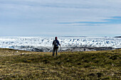 Wanderer bei Kangerlussuaq am Russels Gletscher, Distrikt Sisimiut, Grönland