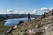 Wanderer oberhalb desr Sees Amitsorsuaq am Arctic Circle Trail, Distrikt Sisimiut, Grönland