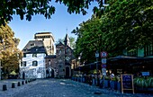  Medieval town of Zons in the evening light, square in front of the Rhine Gate, Rhine Tower and Church of the Holy Trinity, gastronomy, Zons, City of Dormagen, North Rhine-Westphalia, Germany 