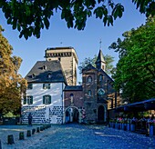  Medieval town of Zons in the evening light, square in front of the Rhine Gate with the Rhine Tower and the Church of the Holy Trinity, outdoor dining, Zons, Dormagen, North Rhine-Westphalia, Germany 