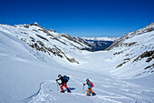  Two people on ski tour ascending to the Rosskarscharte, Zillertal Alps, Salzburg, Austria 