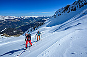 Zwei Personen auf Skitour steigen zum Äußeren Falk auf, Zillertaler Alpen, Tirol, Österreich