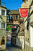  Alley with half-timbered houses and hotel sign, Assmannshausen, Rheinsteig Trail, Rhenish Slate Mountains, UNESCO World Heritage Upper Middle Rhine Valley, Hesse, Germany 