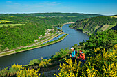Mann und Frau wandern am Rheinsteig, Rhein im Hintergrund, Rheinsteig, Rheinisches Schiefergebirge, UNESO Weltkulturerbe Oberes Mittelrheintal, Rheinland-Pfalz, Deutschland