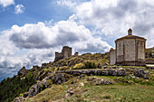 Italien, Abruzzen, Gran Sasso, Nationalpark, Chiesa di Santa Maria della Pietà, Rocca Calascio