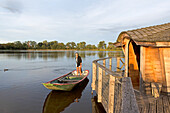  Agnes bringt das Abendessen in einem Elektroboot zu einer schwimmenden Hütte im Clos de la Loutre (Otterhütte), Etang de Bornacq, Loye-sur-Arnon, Departement Cher, historische Provinz Berry, Region Centre-Valde Loire, 