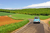 "Ente" (Citroen 2CV) auf einer Landstraße in der Nähe von Sedan, Ardennen-Abteilung, Champagne-Ardenne-Region im Nordosten Frankreichs, Europa