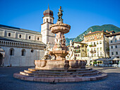  Neptune Fountain on the Cathedral Square, Trento, Trentino, South Tyrol, Trentino-Alto Adige, Italy, Alps, Dolomites, Southern Europe, Europe 