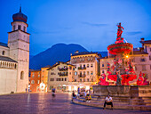  Neptune Fountain on the Cathedral Square at night, Trento, Trentino, South Tyrol, Trentino-Alto Adige, Italy, Alps, Dolomites, Southern Europe, Europe 