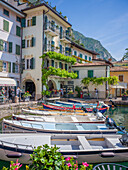 Fischerboote im Alten Hafen,Limone sul Garda, Gardasee, Brescia, Lombardei, Oberitalien, Italien, Alpen, Dolomiten, Südeuropa, Europa