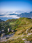 Die Bergwelt südlich der Drei Zinnen ist noch vom Morgennebel bedeckt, Drei Zinnen, Auronzo di Cadore, Belluno, Venetien, Toblach, Bozen, Trentino, Südtirol, Italien, Sextner Dolomiten, Alpen, Dolomiten, Südeuropa, Europa
