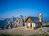  The small &quot;Cappella degli Alpini&quot; on the south side of the Three Peaks, Three Peaks, Auronzo di Cadore, Belluno, Veneto, Toblach, Bolzano, Trentino, South Tyrol, Italy, Sexten Dolomites, Alps, Dolomites, Southern Europe, Europe 