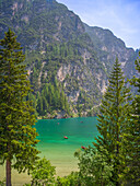  Rowing boats on Lake Braies in summer, Braies, Bolzano, Trentino, South Tyrol, Italy, Alps, Dolomites, Braies Dolomites, Southern Europe, Europe 